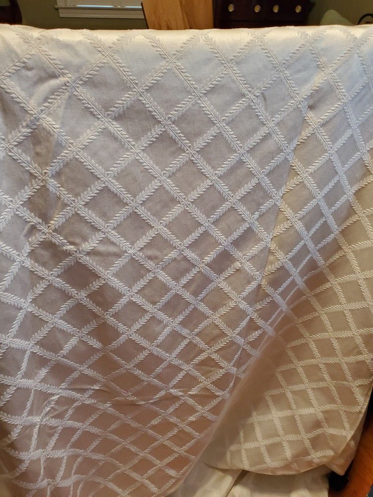 Lennox Tablecloth. 60 X 120. 