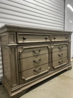 Labor Day Sale! Liberty Furniture Grand Estate 8 Drawer Distressed Dresser (Delivery Available)
