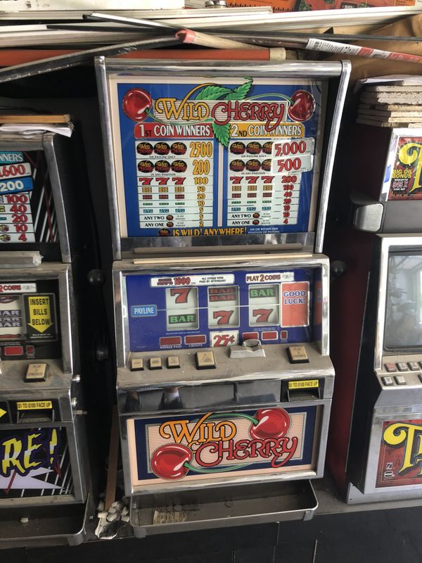 Wild cherry slot machine with bill validator for Sale in Bakersfield