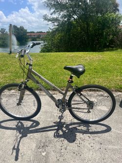 Specialized Bicycle, bicicleta Size 26” frame M. Working great!. Ready to training, school, work. Its a solid bike.