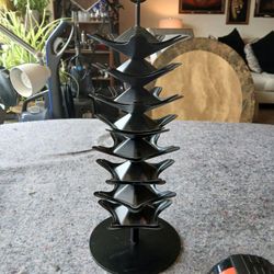 The Xympo Kerig Cup Tree Holder is a sleek and practical storage solution for your kitchen. With 28 compartments and 7 shelves, this metal rack is des