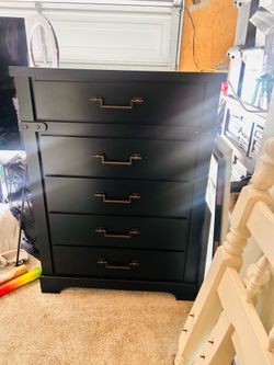 “Rooms To Go Fairhaven Black 5-Drawer Chest / Tall Dresser – Model LWYE 1870-6”.