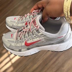 BRAND NEW NIKES Size 5.5Y 😍‼️