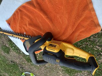 Dewalt 20v hedge trimmer with battery and charger
