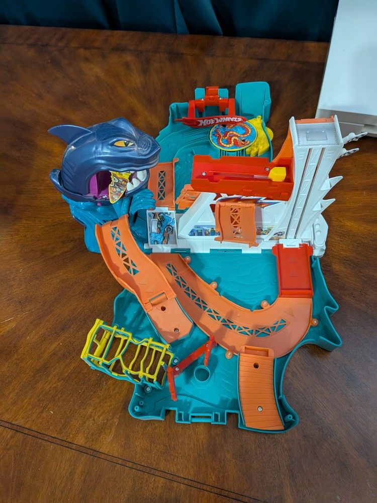 Hot Wheels SharkBite Bay Playset
