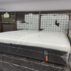 KING SIZE TEMPURPEDIC PROADAPT (FIRM) MATTRESS & BOX SPRINGS BED SET