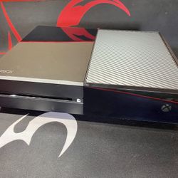 Microsoft Xbox One & 2 Controllers