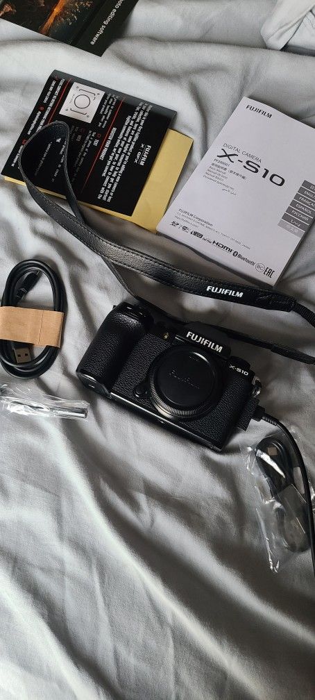 FUJIFILM X-S10 Mirrorless Camera Body, Never used. With 8mb memory card.