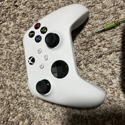 2 xbox controllers