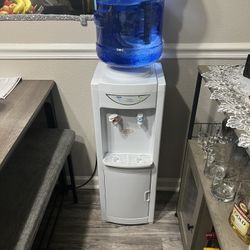 1 Year Old 5 Gallon Water Dispenser 