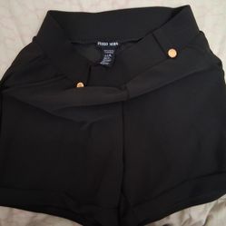 Black high-waisted shorts with button detail #highwaisted #summer