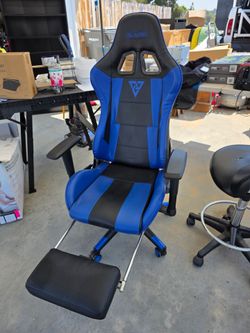 S*MAX Ergonomic Gaming Chair with Retractable Footrest – Like New