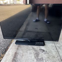 Vizio 39” LED TV – Works Perfect – With Remote- Not Smart (Fire Stick Ready)
