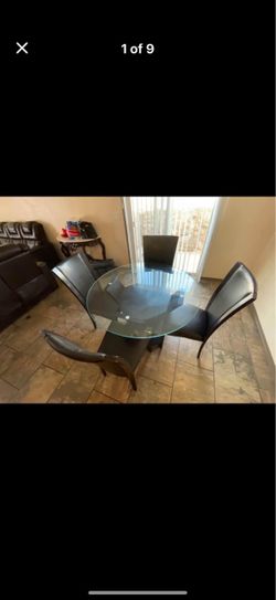 ❤️BEAUTIFUL  WOOD BASE AND ROUND TOP  DINNER TABLE/4 CHAIRS❤️
