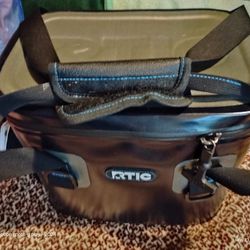 RTIC 8 Pack Cooler
