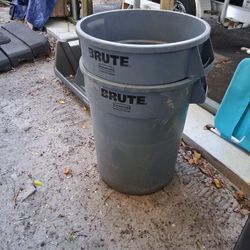 2 Reg Size Brute Trash Cans No Lids Great For Yard Work 