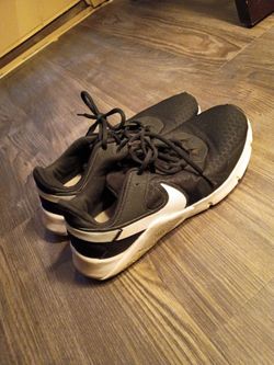 Size 9 Nike Low-Top Sneakers Black and White