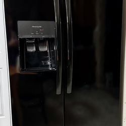 Frigidaire 22.3-cu ft Side-by-Side Refrigerator with Ice Maker ,Water and Ice Dispenser ( Black )