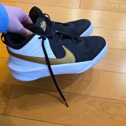 Kids Size 7 Nike Basketball Shoes 