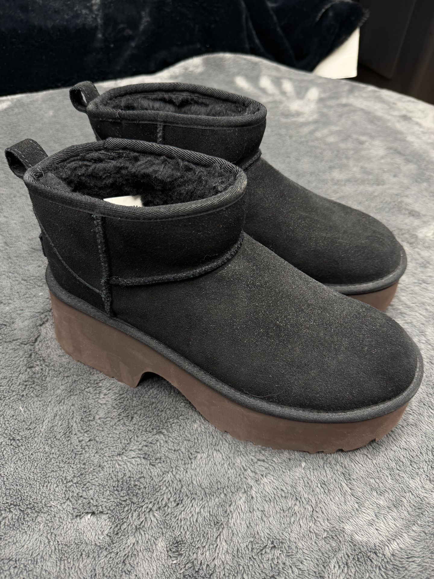NEW Women's UGG Classic Ultra Mini New Heights Boots, Size 10, color is black!