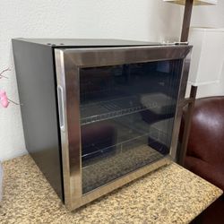 Insignia - Mini Fridge/ Beverage Cooler 