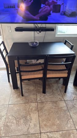 Kitchen/dining Table with 4 chairs