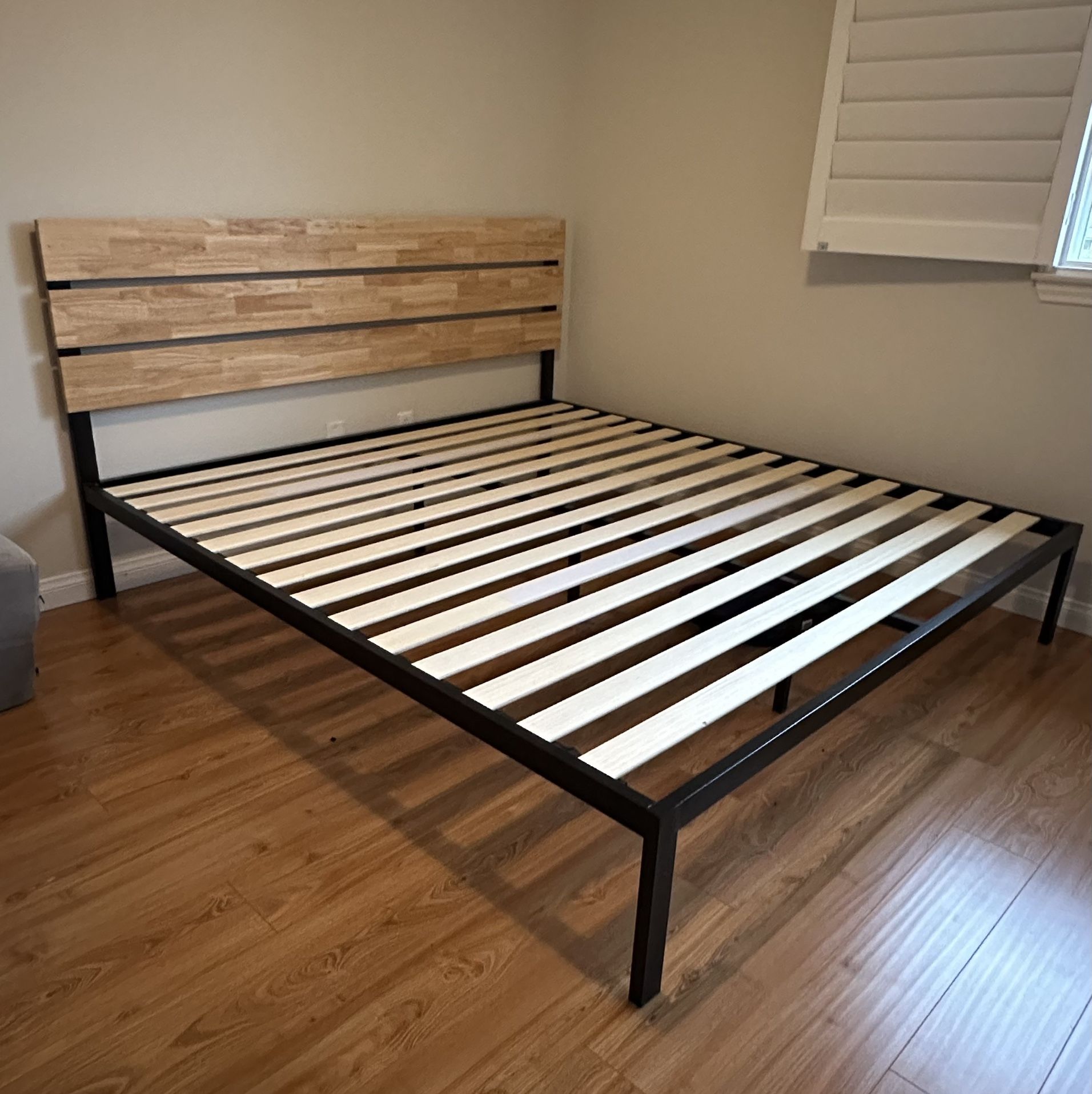 Super comfy and good clean condition. Small mark see photo. Bed frame is disassembled already. Pick up only. $250 for both need gone. Hablo español