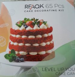 Cake decorating kit
