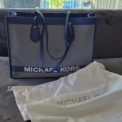 
Michael Kors Large Bay Canvas Women's Shoulder Tote Bag in Vintage Blue.