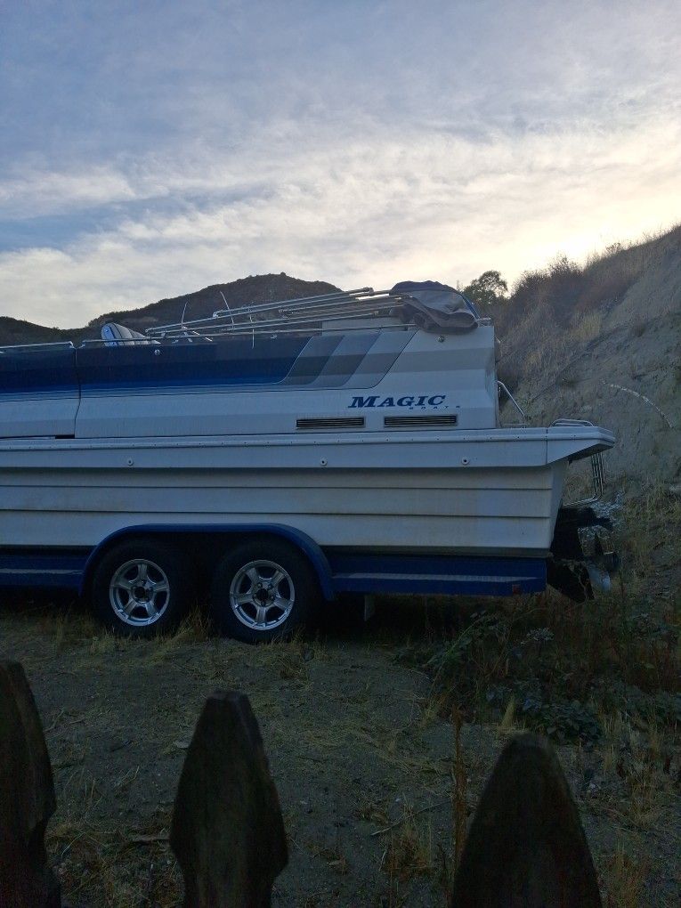 1992 Magic 240 Legend Deck Boat