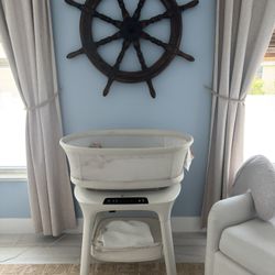Perfect condition 4moms Baby Bassinet