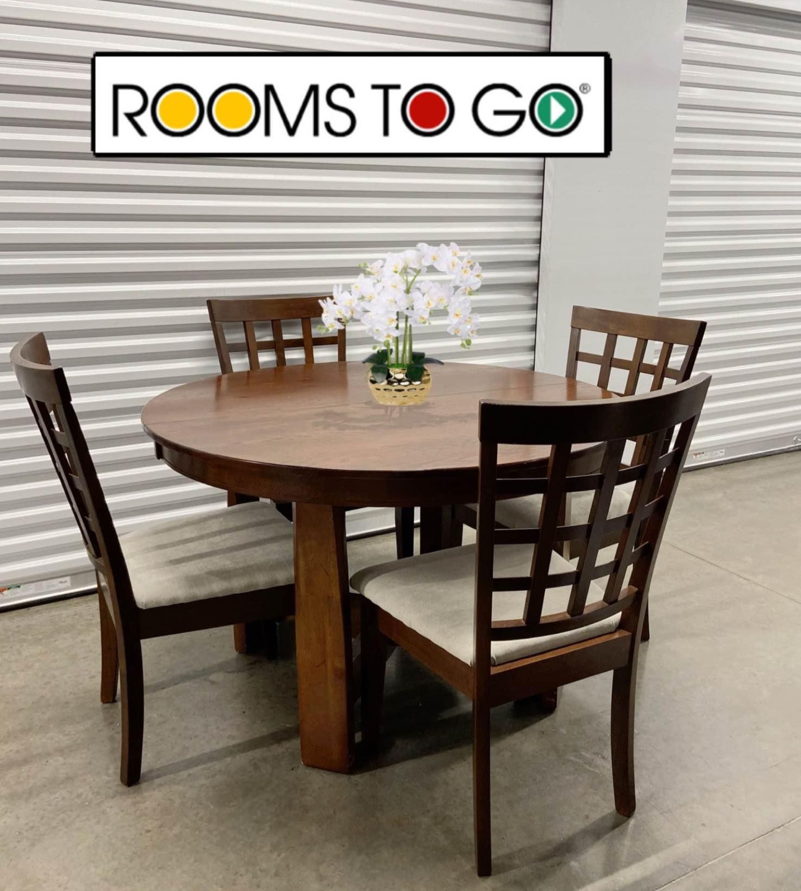 Beautiful Rooms To Go Dining Room Table Set for Sale in Very Good