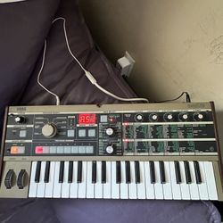 Korg microKORG Synthesizer with Vocoder