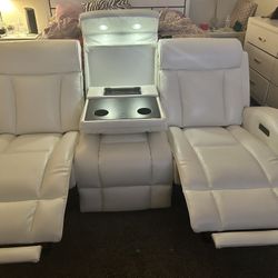 BEAUTIFUL LEATHER WHITE COUCH 1yr Old 