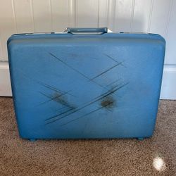 Classic Blue Samsonite Suitcase – Vintage & Travel-Ready!