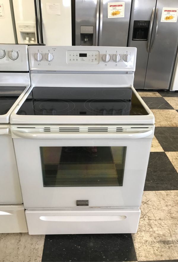 Frigidaire Glass Top Stove *LIKE NEW 1 YR WARRANTY* for Sale in Flat