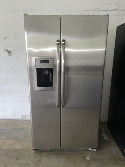 GE REFRIGERATOR 36” STAINLESS STEEL EVERYTHING WORKS PERFECT LOOKS NEW