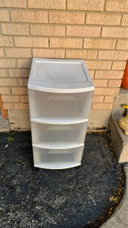 Sterilite 3 cabinets