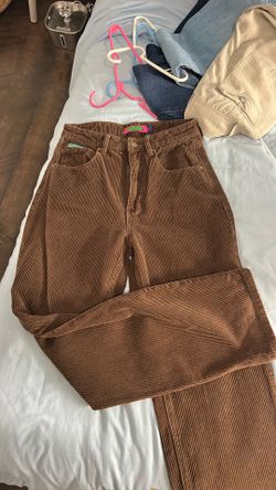 Emperor Brown corduroy pants with a flattering fit