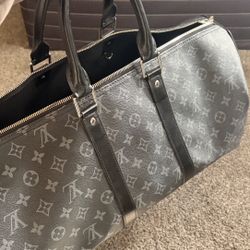 louis vuitton dufflebag barely used