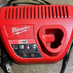 M12 Charger Milwaukee 