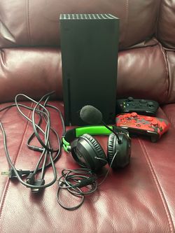 🎮 Xbox Series X + 2 Controllers + Headset | Excellent Condition