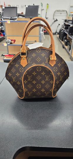 Louis Vuitton Clam style