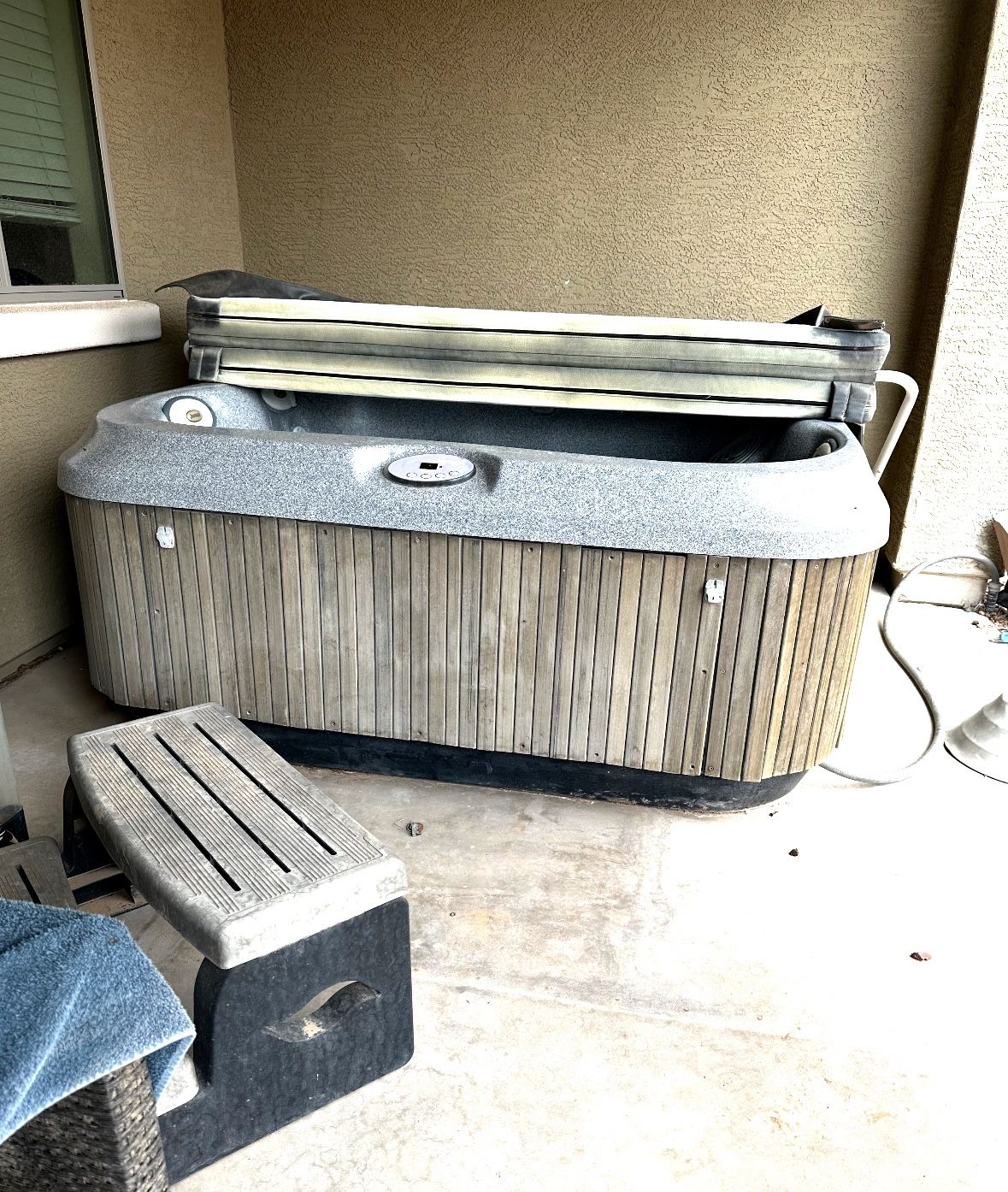 Deluxe Jacuzzi Hot Tub Cover And Steps