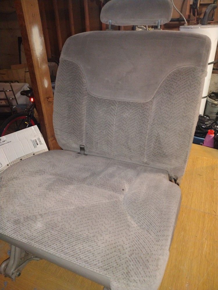 SEATS GMC SUBURBAN SEATS!! for Sale in Edgewood, WA OfferUp