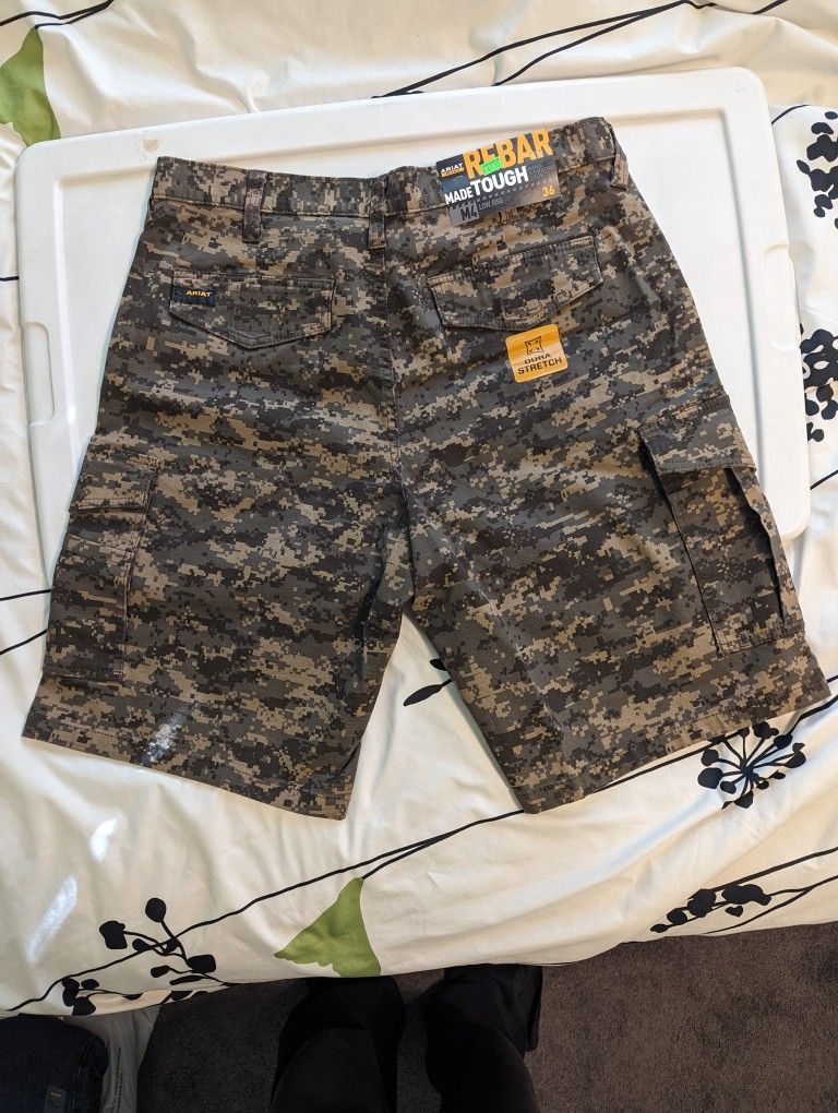 New With Tags Ariat Camo Cargo Shorts