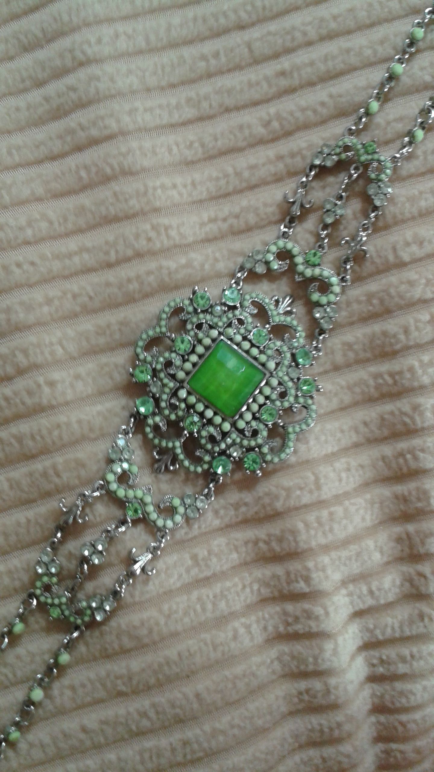 Green crystal choker