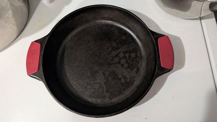 10.25 Inch
Seasoned Cast
Iron
Baker's
Skillet and silicone bakeware grips