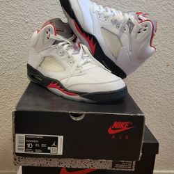 JORDAN 5 RETRO
FIRE RED SILVER TONGUE (2020)