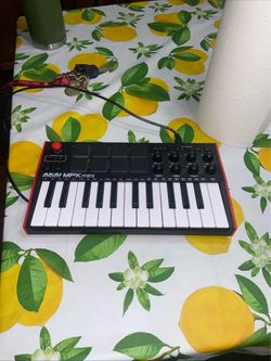 MPKmini compact keyboard and pad controller